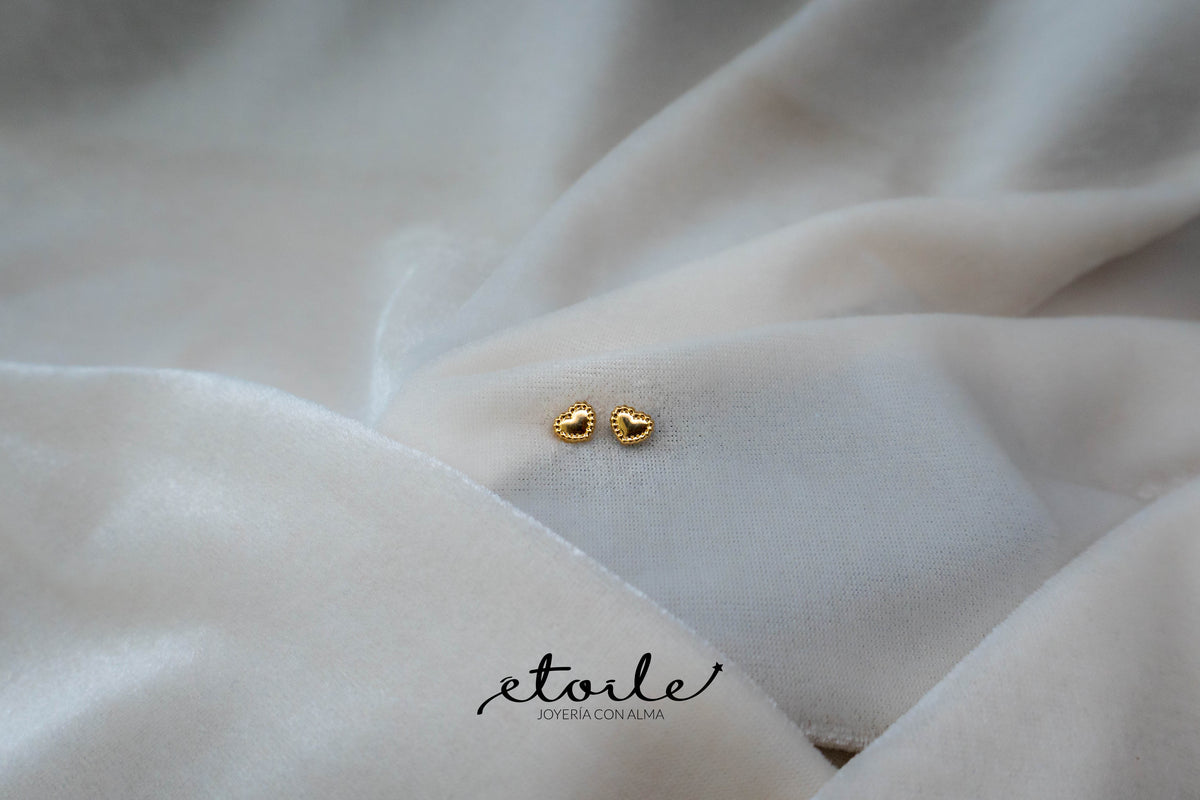 aretes pequeños en forma de corazón