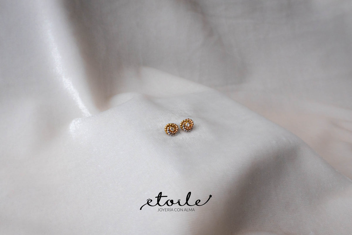 Aretes topo de diseño floral tres oros